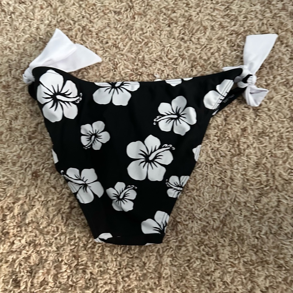 Disney Parks SET Black and White Floral Top and Bottom swimmer size M/ NWT#700 - Picture 5 of 5